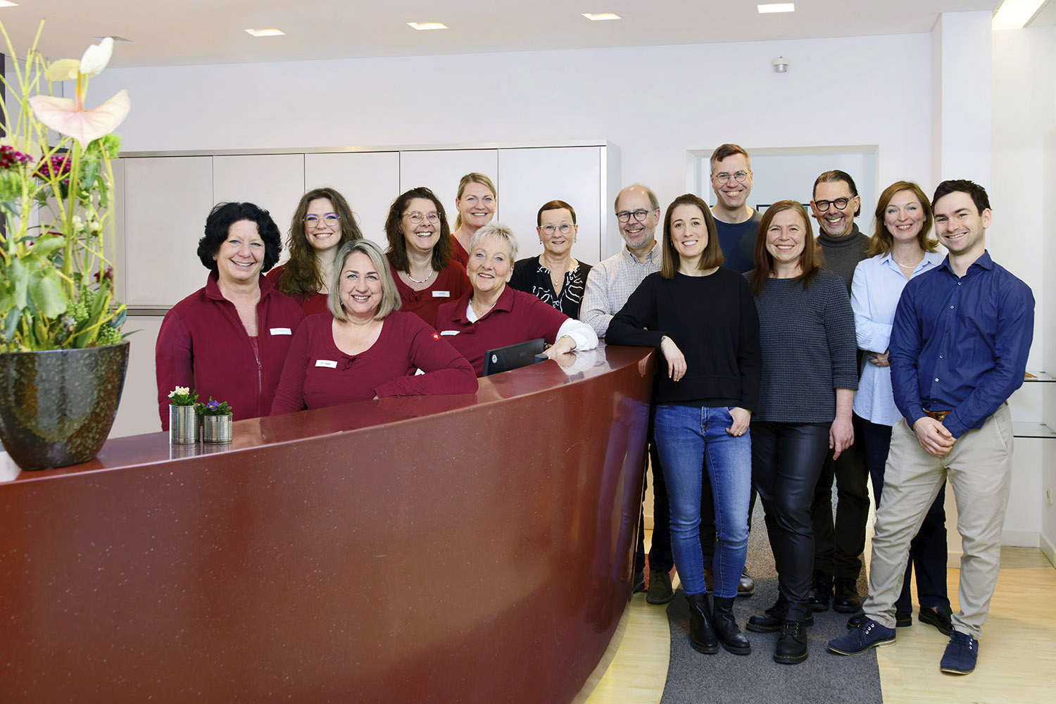 Teamportrait von Mitarbeiterinnen und Mitarbeitern in einem Unternehmen