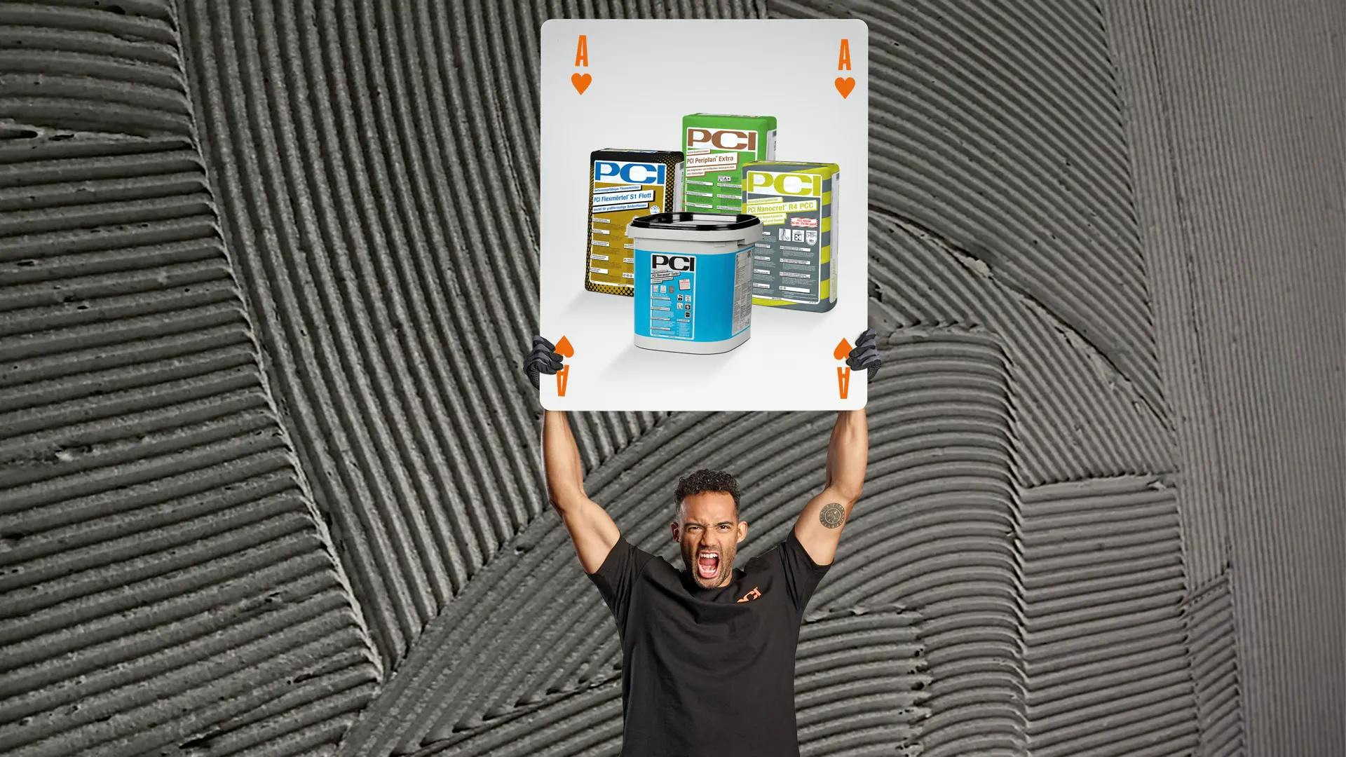Ein Mann hält eine übergroße Herz-Ass-Spielkarte mit PCI-Produkten über den Kopf, vor einem Hintergrund aus gerilltem Fliesenkleber.